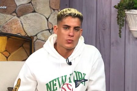 Foto colorida de Tiago Ramos usando moletom branco e com o cabelo platinado - Metrópoles