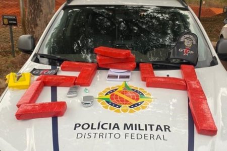 Tabletes vermelhos em cima de viatura da PMDF