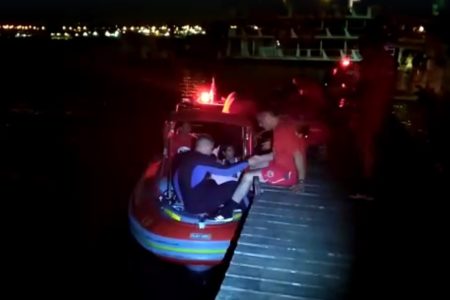 Barco à noite no Lago Paranoá ao lado de deck
