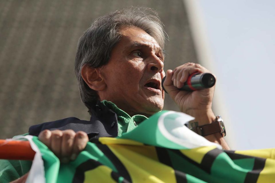 São Paulo (SP) - 01/05/2021 - Manifestação em apoio ao Presidente Jair Bolsonaro em SP - O presidente Nacional do PTB, Roberto Jefferson, durante ato com Apoiadores do presidente Jair Bolsonaro (sem partido), na Avenida Paulista, região central de São Paulo, neste sábado 01 de Maio, dia do Trabalhador. A manifestação é a favor do presidente, contra o governador João Doria (PSDB). Foto: Fábio Vieira/Metrópoles