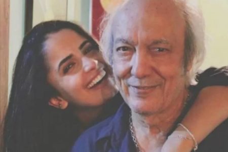 Erasmo Carlos e Fernanda Passos abraçados - Metrópoles