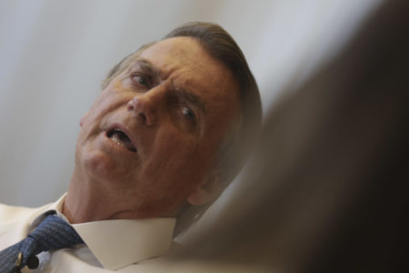 Presidente é Bolsonaro entrevistado pela jornalista Lilian Tahan, do portal Metrópoles. Ambos estão sentado em salão amplo do palácio da Alvorada e o presidente fala gesticulando - Metrópoles