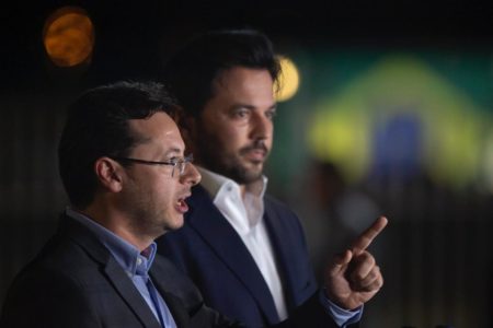 Ministro das Comunicações, Fábio Faria acompanhando do Fabio Wajngarten durante coletiva sobre leições 2022