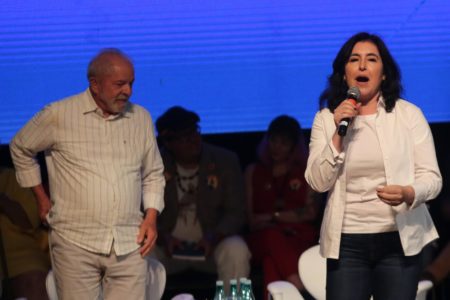 lula acompanha o discurso da Simone Tebet