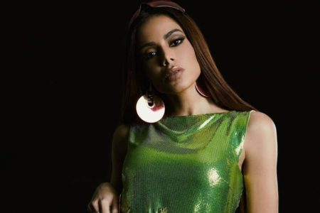 Foto colorida de Anitta