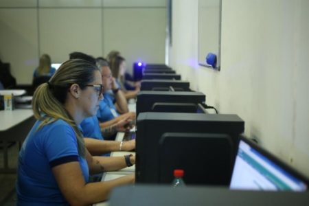 Vários atendentes em frente a computadores-Metrópoles