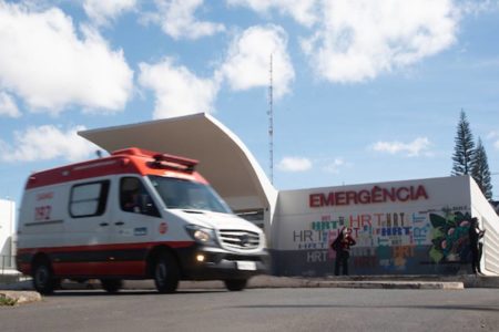 Ambulância e pessoa em frente ao HRT - Metrópoles