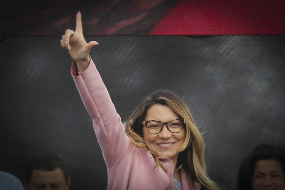 janja lula fazendo L com a mão em um a faz comício no Grajaú
