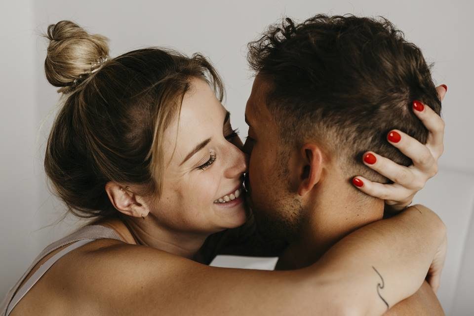 Casal se beijando - Metrópoles