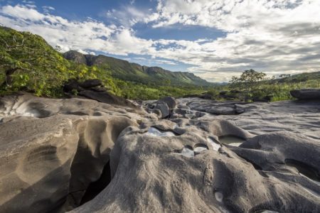 Pedras e rochas com natureza ao fundo. Vale da Lua, na Chapada dos Veadeiros (GO) - Metrópoles