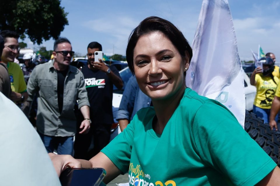 Michelle Bolsonaro vestida de verde chega no estacionameno do estádio mané garrincha - Metrópoles