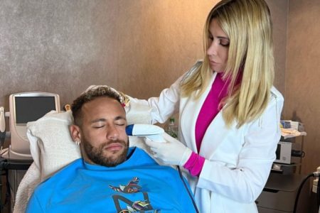 homem em cadeira de dermatologista