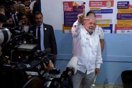 Lula votando no segundo turno - Metrópoles