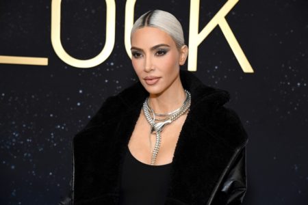 Kim Kardashian está com vestido preto e cabelos platinados - Metrópoles