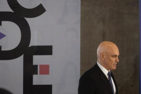 Alexandre de Moraes chega para coletiva de imprensa no TSE