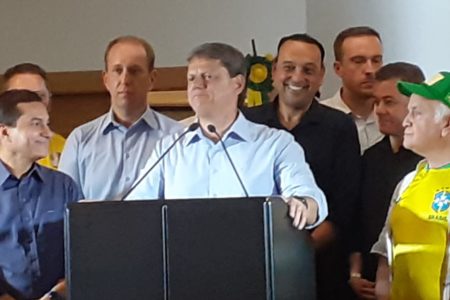 Tarciso dando uma entrevista coletiva ao redor de aliados