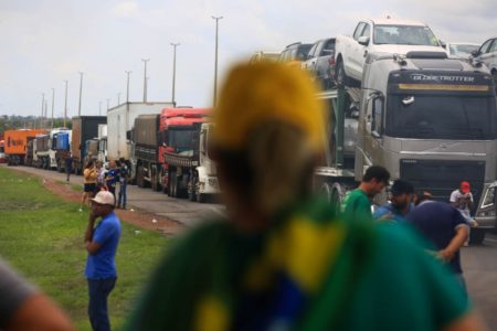 Caminhoneiros queimando pneus - Metrópoles