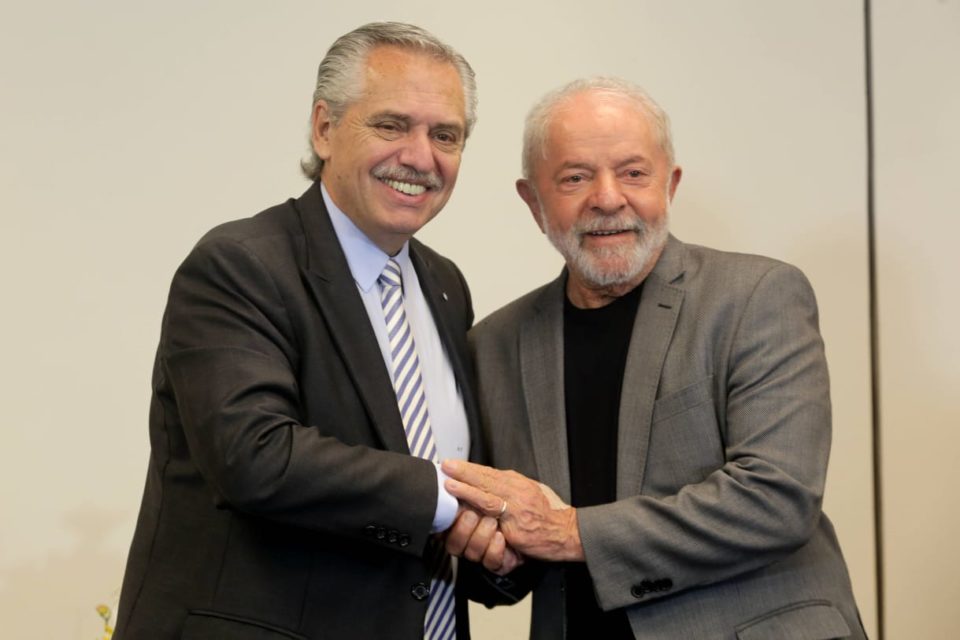 O presidente eleito, Luiz Inácio Lula da Silva (PT), durante encontro com o presidente da Argentina, Alberto Fernández, no Hotel InterContinental, região central de São Paulo. Na foto os dois sorriem com as mãos dadas para fotos - Metrópoles