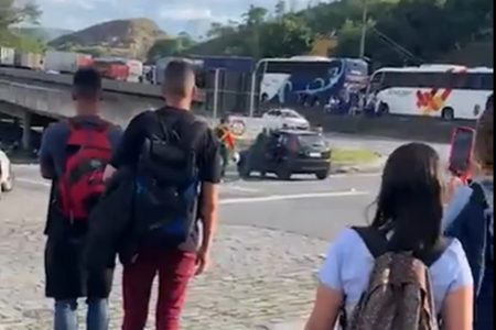 Carro de passeio atacado na via dutra