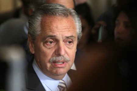 Presidente da Argentina, Alberto Fernández, fala com a imprensa após seu encontro com o ex-presidente Luiz Inácio da Silva (PT) no Hotel InterContinental, região central de São Paulo. Ele aparece de terno, cercado pela imprensa - Metrópoles