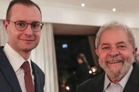 Fotografia colorida de dois homens de terno sorrindo: advogado Cristiano Zanin e político Luiz Inácio Lula da Silva (PT) - Metrópoles