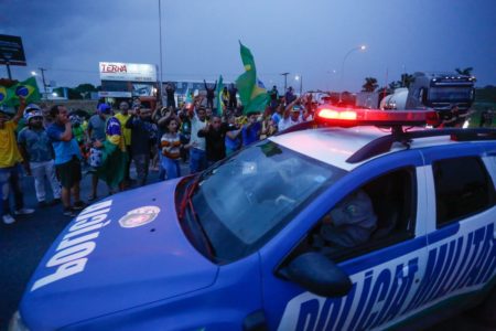 policiais militares intervém em bloqueio montado por manifestantes pró-Bolsonaro na rodovia BR 040 - Metrópoles