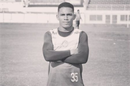 foto preto e branco de jovem jogador de futebol em campo
