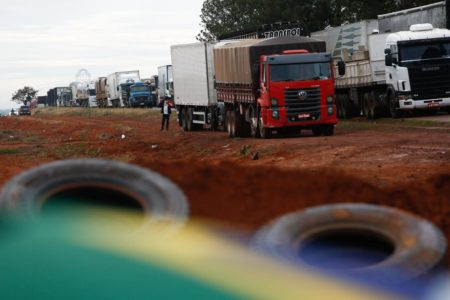imagem colorida de bolsonaristas bloqueando vias