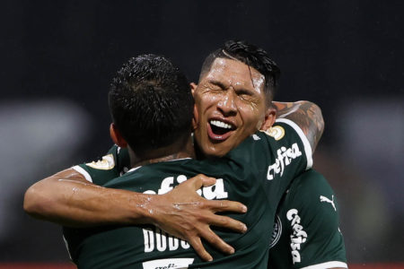 Dudu e Rony comemorando gol - Metrópoles