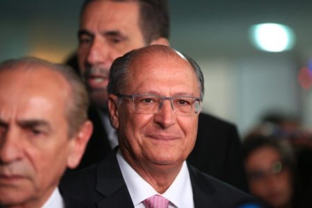 O coordenador da equipe de transição de Lula e vice-presidente eleito, Geraldo Alckmin, dá entrevista diante de púlpito no Senado cercado de outros políticos - Metrópoles