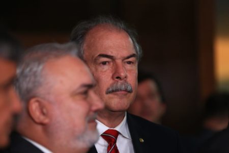 Aloizio Mercadant acompanha a coletiva com Geraldo alckmin diante de púlpito no Senado cercado de outros políticos - Metrópoles