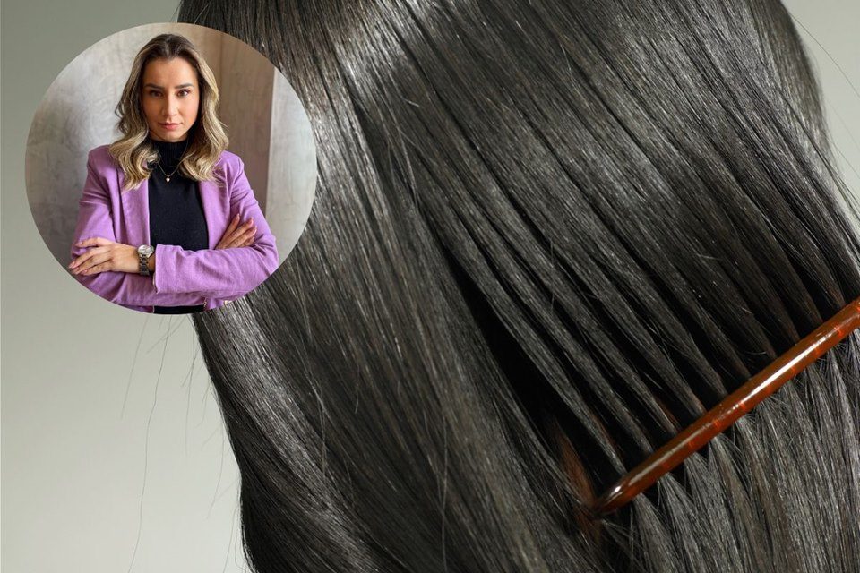 Pente penteando cabelos pretos lisos e imagem de uma mulher ao fundo - Metrópoles