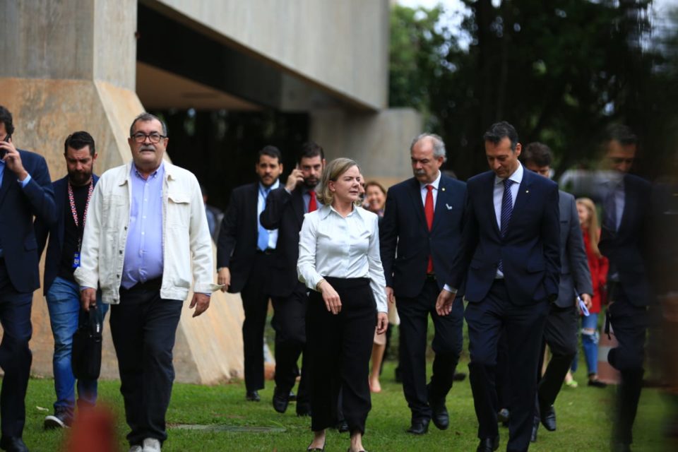 A presidente do PT e membro do governo de transição do presidente eleito Lula, Gleisi Hoffmann, fala em coletiva de imprensa ao ladoe de Aloizio Mercadante e outros políticos. Ela caminha em frente ao Centro Cultural Banco do Brasil, onde ocorre o evento - Metrópoles