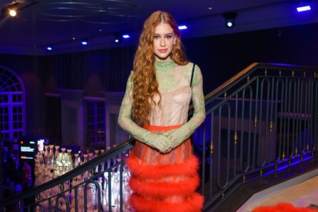 Foto colorida de Marina Ruy Barbosa. Ela está de blusa transparente e saia vermelha, é branca e ruiva - Metrópoles