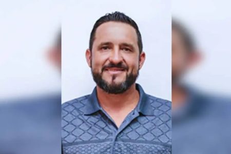 foto colorida de homem de camisa azul polo