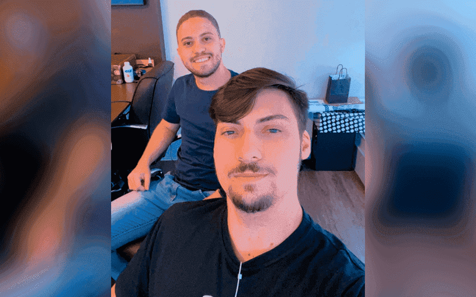 Foto colorida de filho do presidente Jair Bolsonaro, Renan Bolsonaro e seu ex-assessor, Diego Pupe