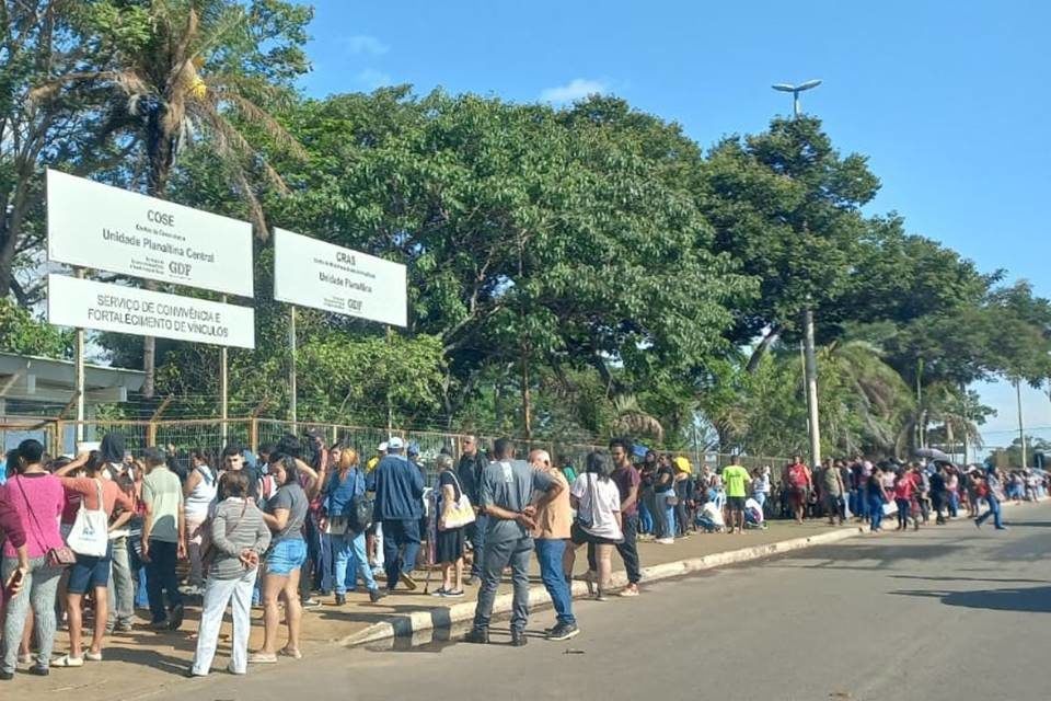 Fila do CRAS - Metrópoles