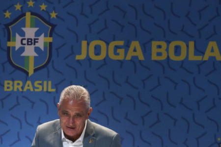 Técnico Tite com os dizeres Joga bola, participa durante uma conferência de imprensa para anunciar o elenco para a Copa do Mundo FIFA Qatar 2022 - Mterópoles