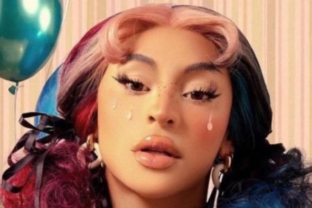 Na foto, Pabllo Vittar aparece maquiada, com o cabelo rosa, delineado nos olhos e pingos de maquiagem escorrendo pelo rosto - Metrópoles