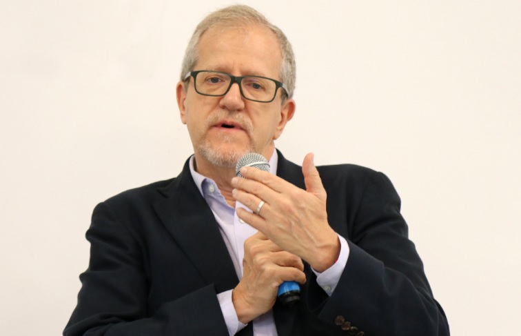 O ambientalista João Paulo Capobianco fala ao microfone durante evento