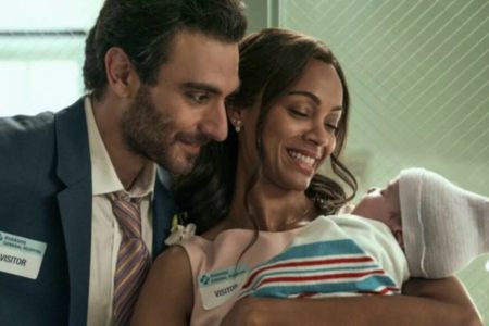Foto colorida de Zoe Saldaña e Eugene Mastrandrea em Recomeço. A mulher está segurando um bebê nos braços - Metrópoles