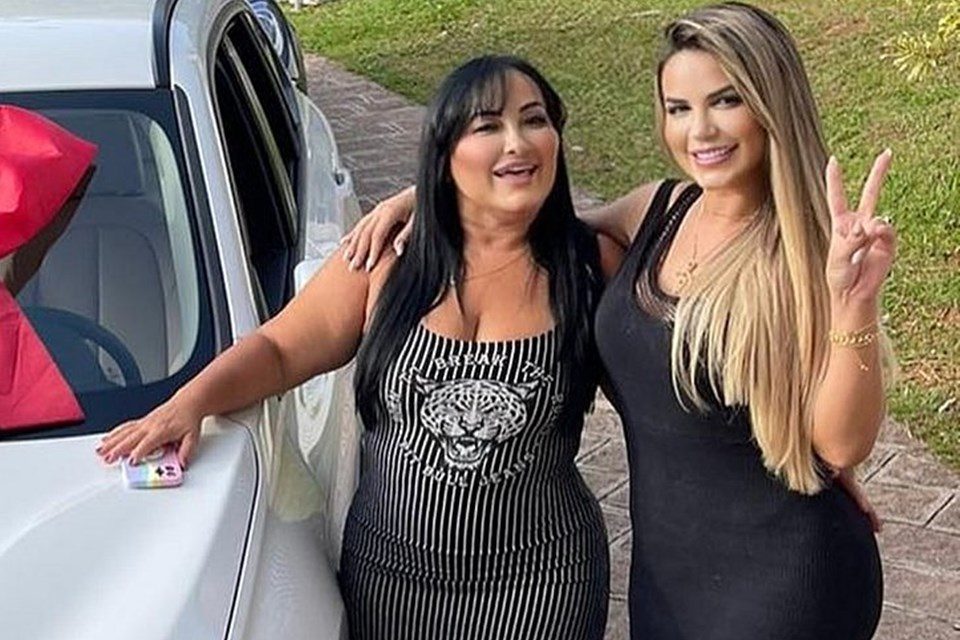 Solange e Deolane posam para fotos ao lado de um carro - Metrópoles