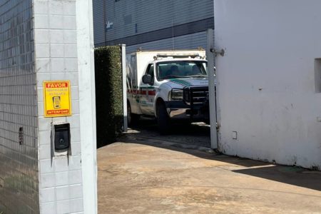 Polícia saindo de motel onde homem foi morto no Park Way - Metrópoles