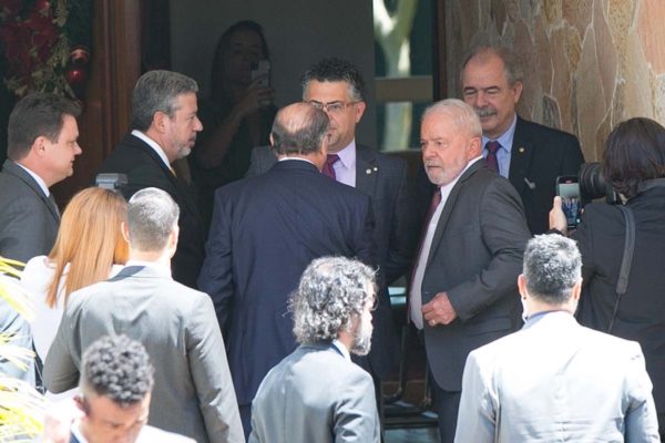 Presidente eleito, Lula, cumprimenta Arthur Lira na entrada da residência oficial da Câmara dos Deputados, no Lago Sul - Metrópoles