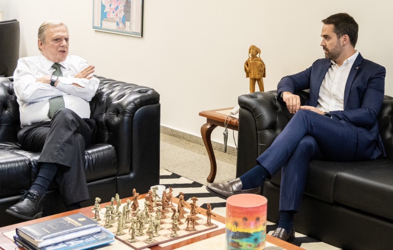 O governador do Rio Grande do Sul, Eduardo Leite, conversa com o senador Tasso Jereissati