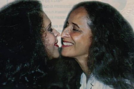 Gal Costa beijando Maria Bethania - Metrópoles