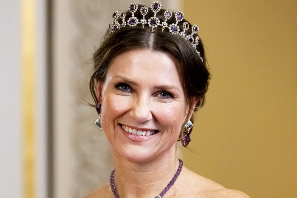 Foto colorida de mulher branca com tiara - Metrópoles