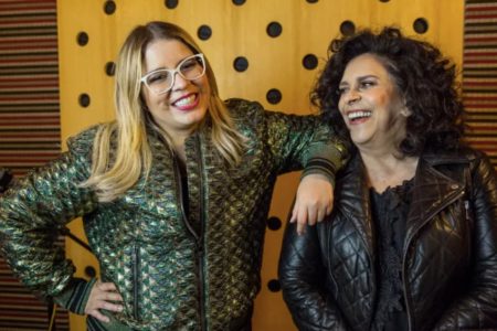 As cantoras Marília Mendonça e Gal Costa, ambas falecidas, em imagem juntas em estúdio. Elas sorriem - Metrópoles