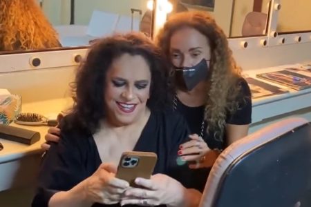 Gal Costa e Daniela Mercury juntas no camarim de um show. Daniella está de máscara