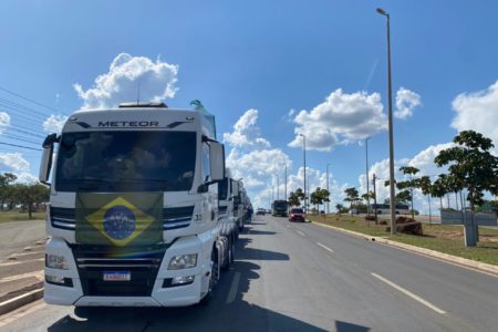 Caminhões de apoiadores do presidente derrotado Jair Bolsonaro chegam adornados com bandeiras do Brasil no QG do Exército, em Brasília - Metrópoles